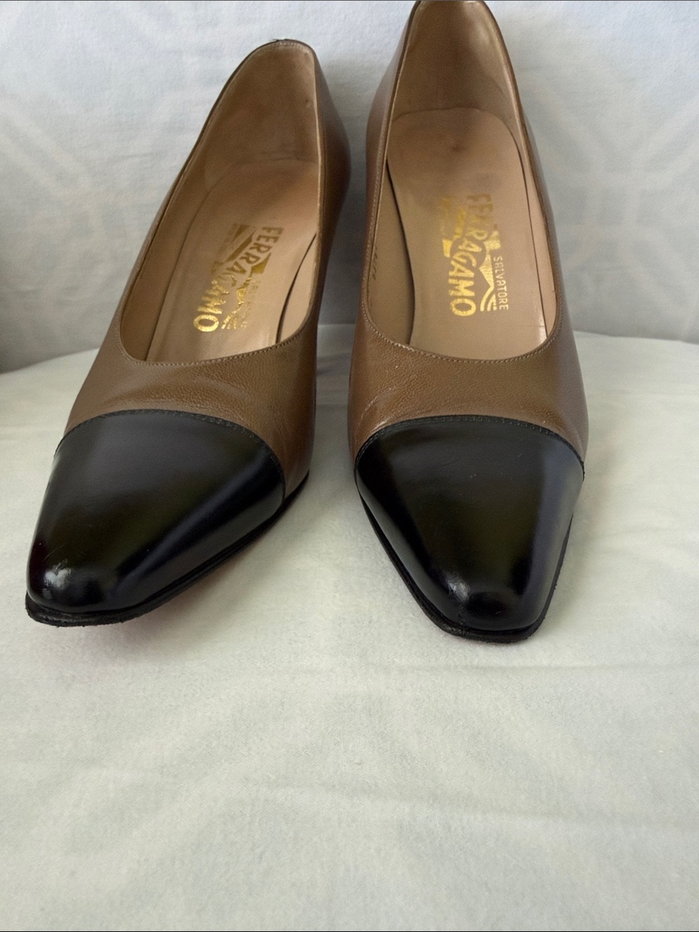 Salvatore Ferragamo spectator heels. Size 8.5B Classic vintaged EUC. - Picture 3 of 6
